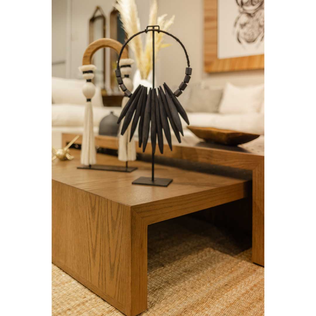 Decoracion Figura - Collar Africano de Madera con Base Gris | CREATA Muebles